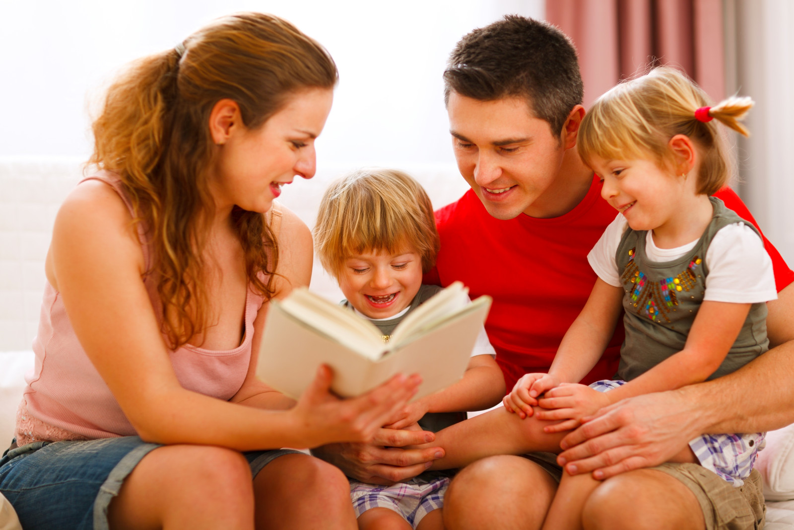 Читать новая семья. Семейное воспитание. Дети с родителями. Воспитание в семье. Семейное чтение.